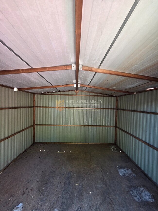 Building Photo - Vintage 3 Bedroom, 2 Bath Home with all the Modern Conveniences!!
