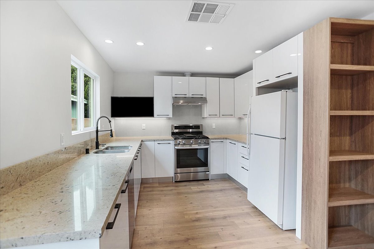 kitchen - 22934 Roscoe Blvd