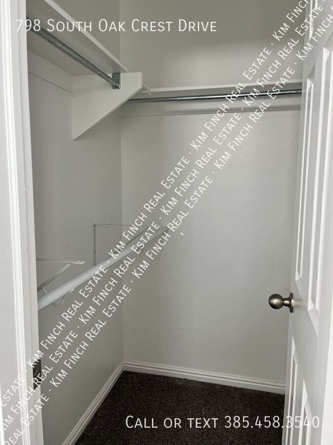 Building Photo - 798 S Oak Crest Dr