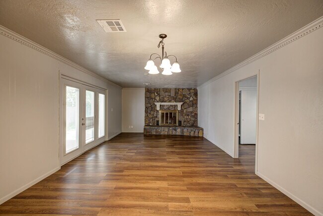 Building Photo - 910 Garver St