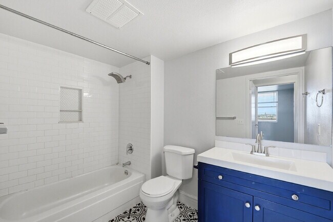 Building Photo - $1,670.95 with $300 off the first month's rent, 1 Bed - 1 Bath, Condo in Denver with Washer and D...