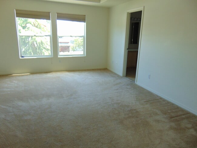 Building Photo - 3 Bedroom A/C Pet Friendly - Hillsboro