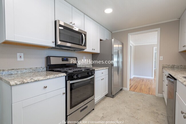 Building Photo - Updated Three Bedroom Home in Milwaukie - Large Fenced Yard! DEPOSIT SPECIAL