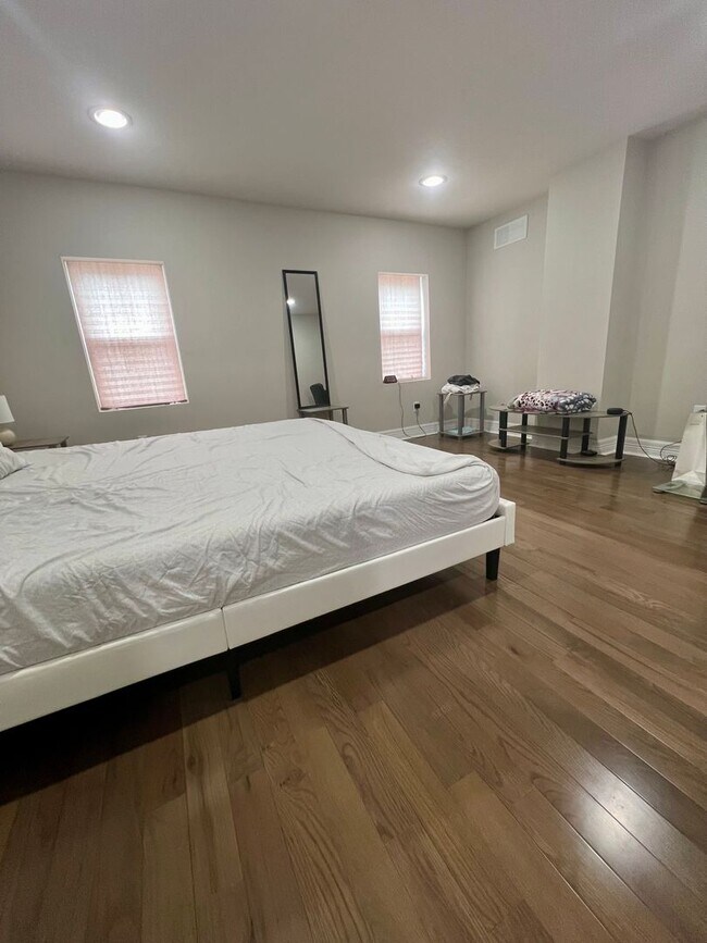 Building Photo - Stunning 3-Bedroom Townhome in Francisville! Available NOW!