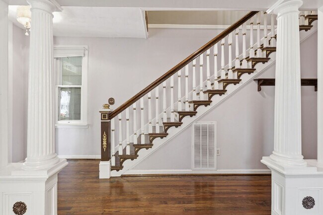 Building Photo - Live Steps from the Heart of Olde Towne