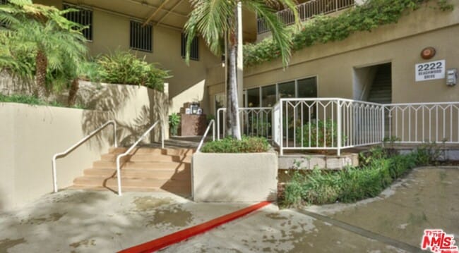 Building Photo - 2222 Beachwood Dr