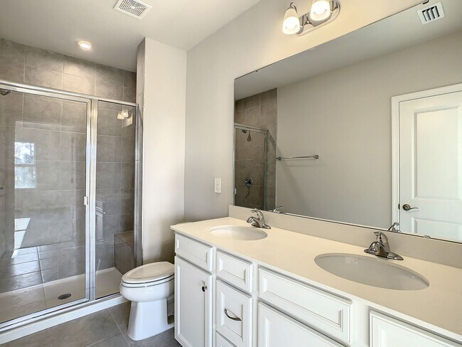 Building Photo - Villa Home in West Port - 3/2/2 close to s...