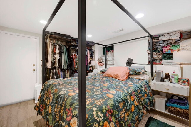 Building Photo - 1903 W Dickens Ave