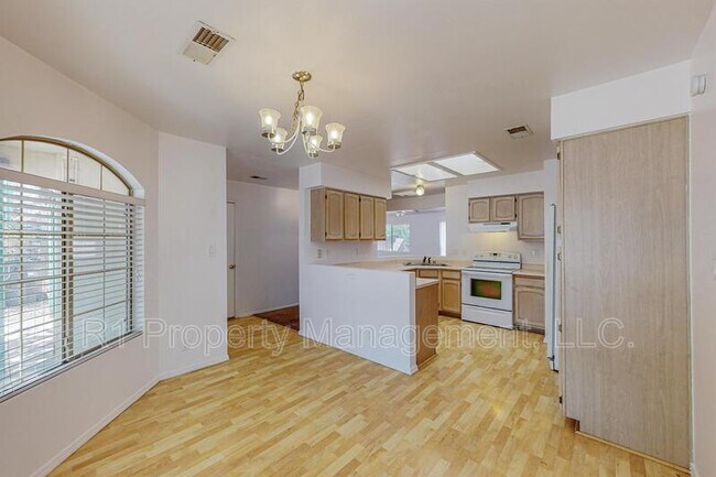 Building Photo - 1729 Chamisa Rd NE
