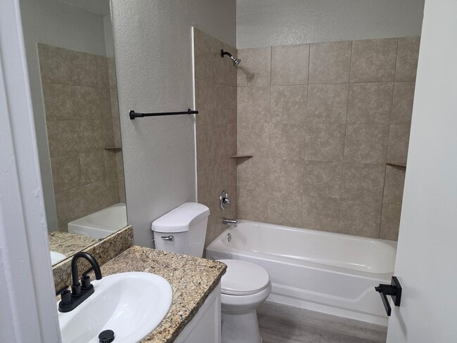 Building Photo - Charming 3 bed 2 bad located at Park 1