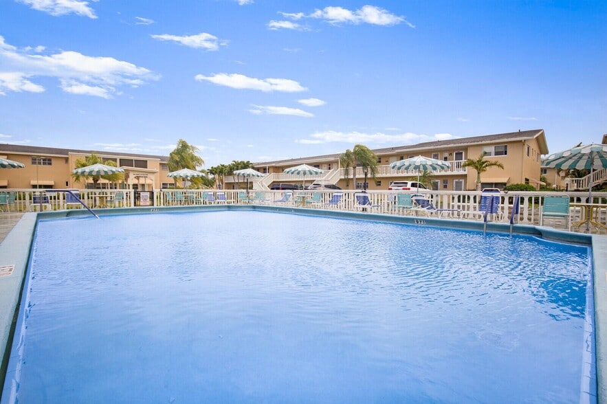 Building Photo - 2111 NE 1st Ct