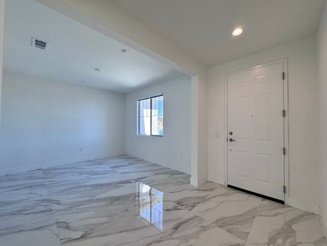 Building Photo - Spacious 5BD/3BA Home with Loft, Solar & B...