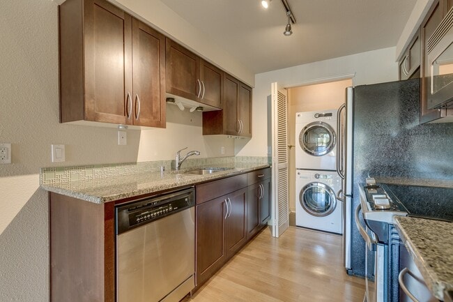 Building Photo - Beautiful 1 bed, 1 bath in Magnolia. Hardw...