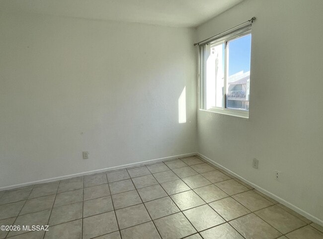 Building Photo - 822 S Langley Ave
