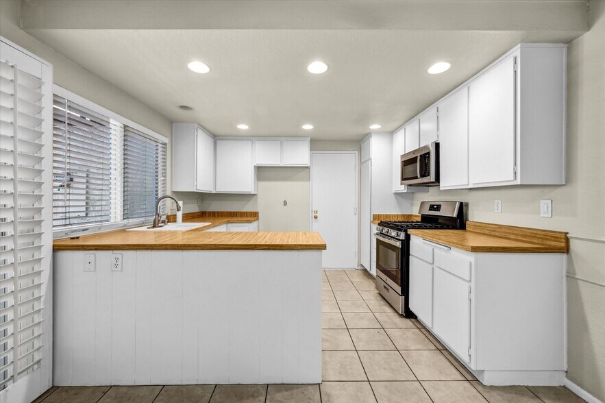Building Photo - 5598 E Vista Del Rio