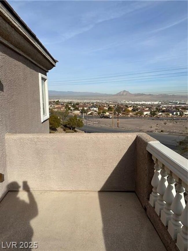 Building Photo - Beautiful 3 bedroom w loft 2.5 bath townho...