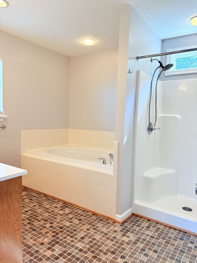 Building Photo - Large Spacious Home With Fully Fenced In Y...