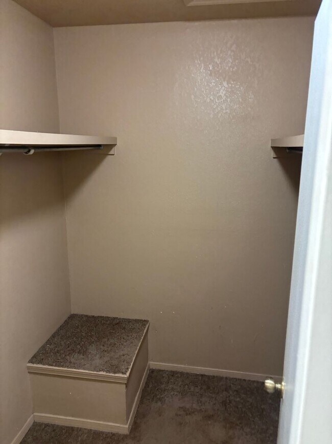 Building Photo - 5475 Valle Alegre