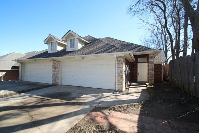 Building Photo - Charming 3BR/2BA Duplex Home with 2-Car Garage & Fenced Yard | Close to Downtown Weatherford | Pe...