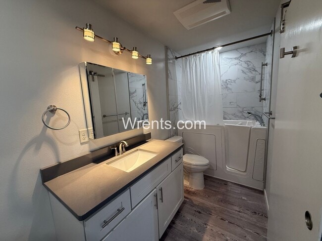 Building Photo - Half Off First Months Rent in Davenport!