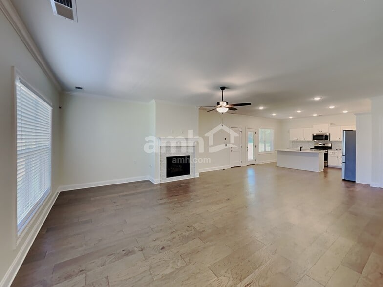 Building Photo - 4130 Vineyard Dr E