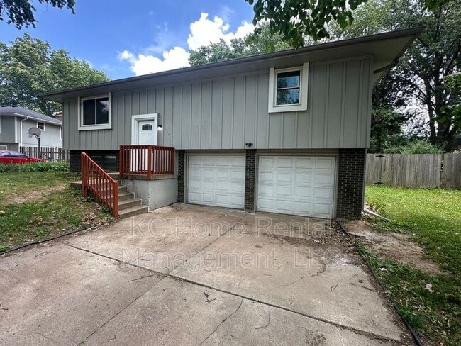 Building Photo - 424 NE Lakeview Dr