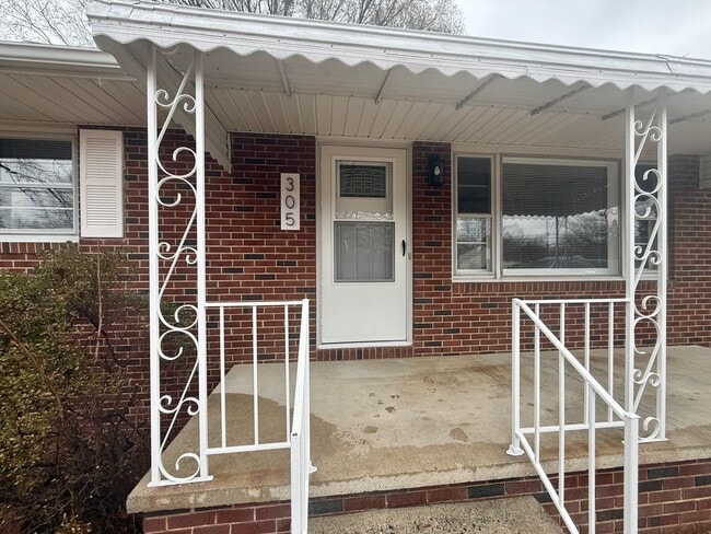 Building Photo - Three bedroom, 1.5 bath house in Burlington