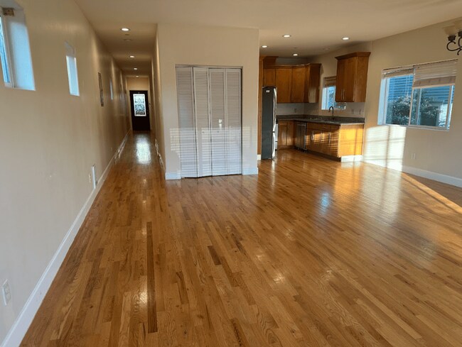 Building Photo - 916