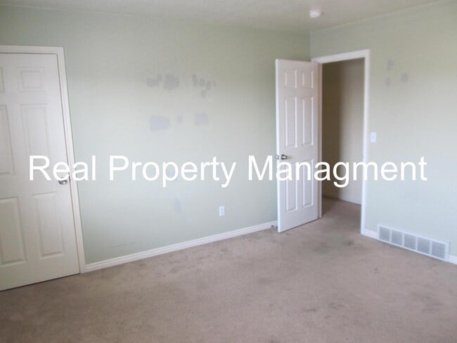 Building Photo - A Great 2 Bed, 1.5 Bath Town Home in Logan...