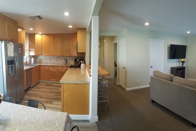 Building Photo - Immaculate 5 Bedroom 3 bath home with beautiful hill views!