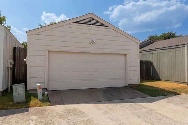 Building Photo - 2019 Wilcrest Dr
