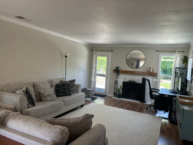 Building Photo - Adorable 3/1 w/Amazing Fenced Yard!  PLEASE READ ENTIRE AD FOR VIEWINGS