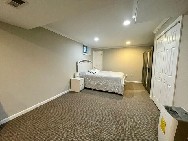 Building Photo - 18 Spinning Wheel Ct