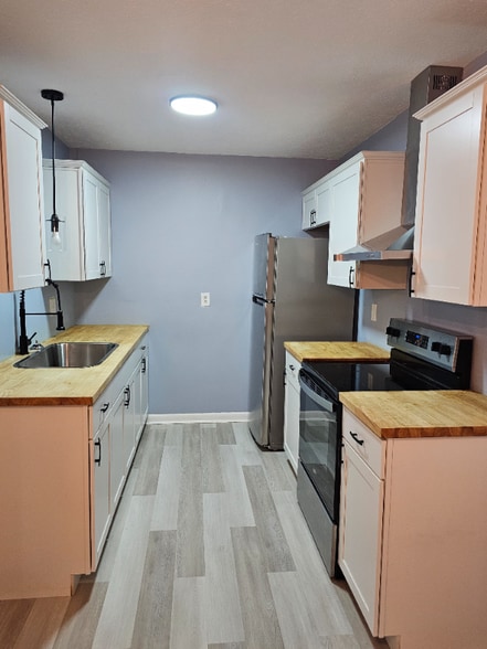 Primary Photo - 719 Hedgelawn Way