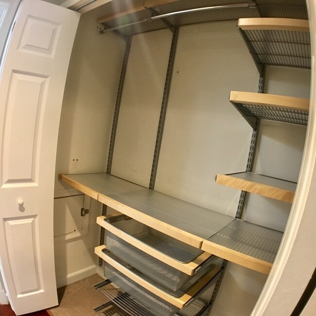 Building Photo - Loft 2BR plus den/2BA condo walking distan...