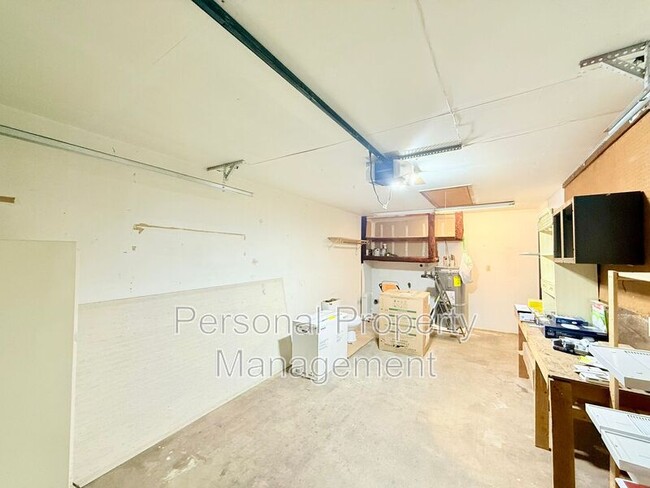 Building Photo - 914 NE 141st Ave