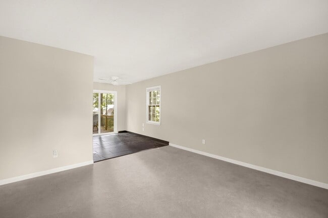 Building Photo - Lovely 3 bedroom, 1 1/2 bathroom home in G...