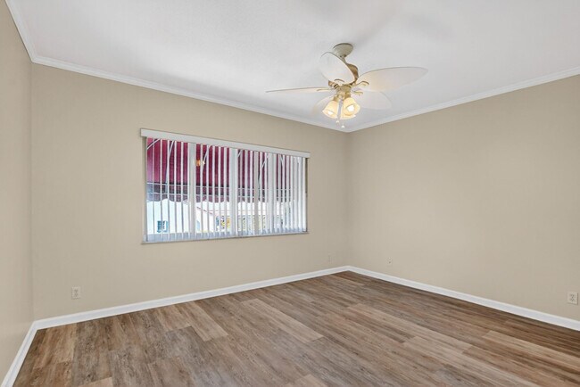 Building Photo - 596 SE 20th Ave