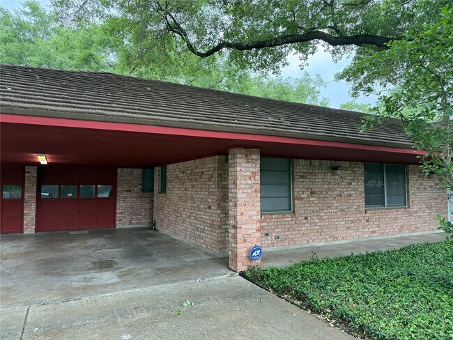 Building Photo - 1011 Pampa St