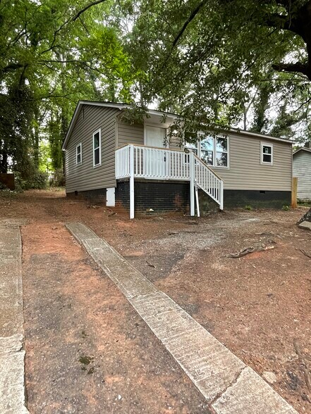Building Photo - 825 Dora Dr