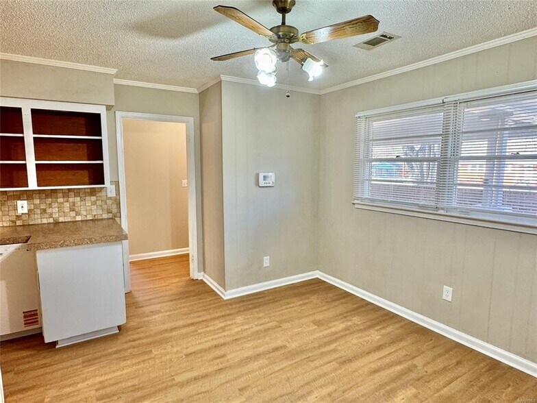 Building Photo - 1100 Lombard Dr