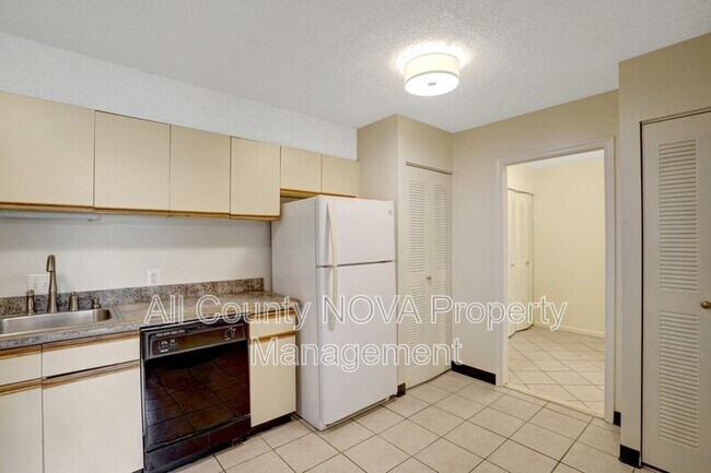 Building Photo - 3800 Powell Ln