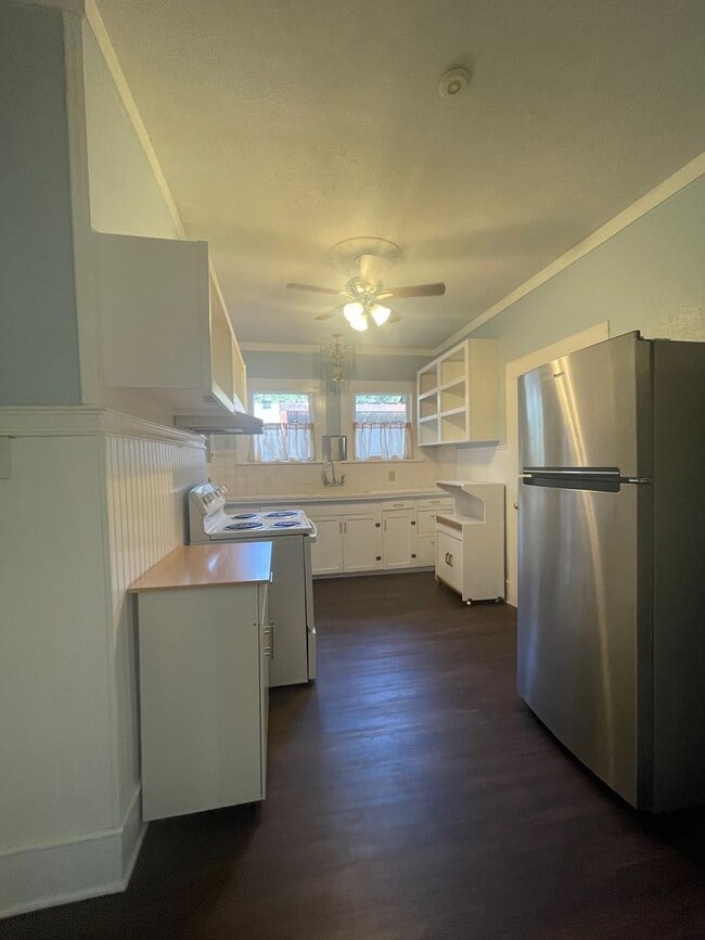 Building Photo - Charming 3-Bedroom Home with Office Near D...
