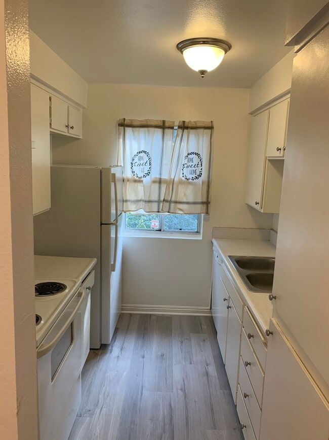 Building Photo - Bright, comfortable, and spacious one bedroom Condominium