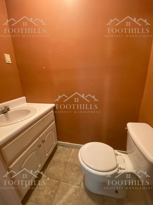 Building Photo - 3-Bedroom Duplex with Appliances Included ...