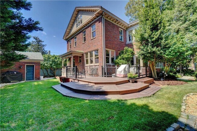 Building Photo - LARCHMONT