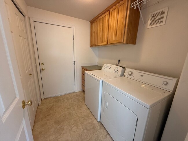 Building Photo - 2 Bed/2 Bath Apartment Located Near OSU/COCC Campus - Attached Garage