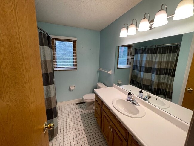 Building Photo - Beautiful single family home!