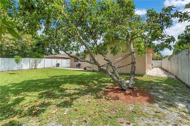 Building Photo - 7425 SW 14th Ct