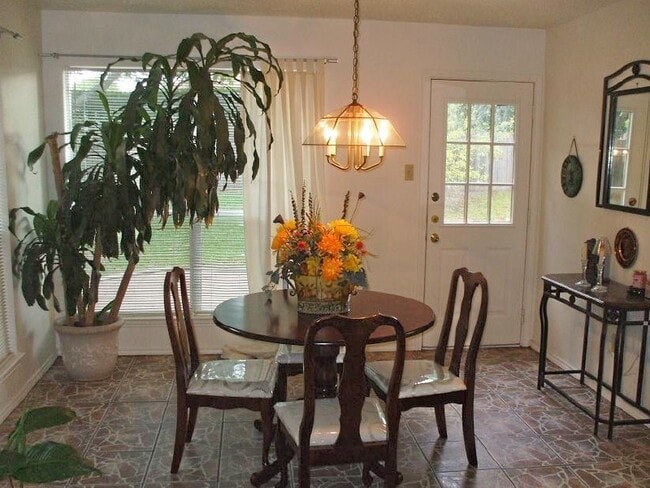 Building Photo - Beautiful home with 3 bedroom, 2.5 bath, g...